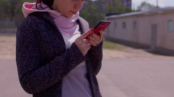 Aproape Femeie Tânără Telefon Mobil Stradă Vreme Însorită Portretul Smartphone — Fotografie, imagine de stoc