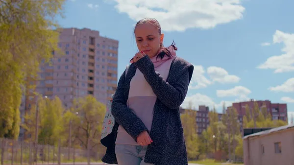 Primo Piano Giovane Donna Strada Con Tempo Soleggiato Ritratto Femmina — Foto Stock