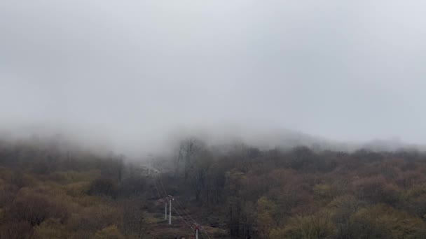 霧の中で山の地形の美しい風景 霧と曇りの天気で丘陵地の自然背景 — ストック動画