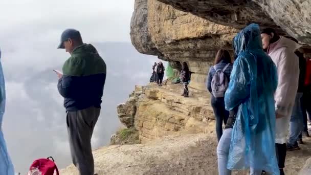 Turyści Ogromnym Klifie Spektakularnym Widokiem Przyrodę Grupa Ludzi Wysokiej Skale — Wideo stockowe