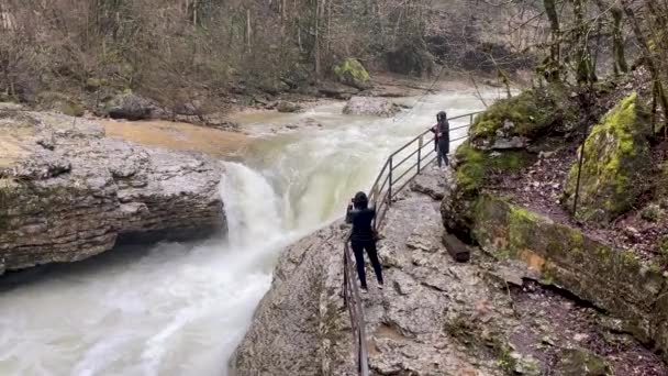 Uitzicht Van Boven Van Toeristen Wandelen Buurt Van Bergrivier Het — Stockvideo