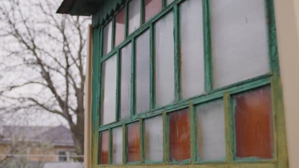 Een Oud Houten Raam Met Veelkleurige Ruiten Veelkleurige Glaspanelen Het — Stockvideo