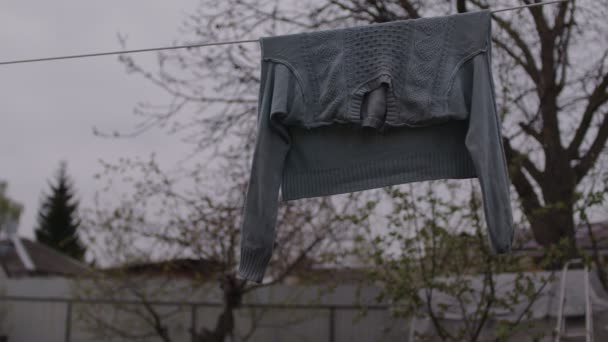 Zamknąć Sweter Suszenia Linie Pochmurną Pogodę Szare Ubrania Suszenie Zewnątrz — Wideo stockowe