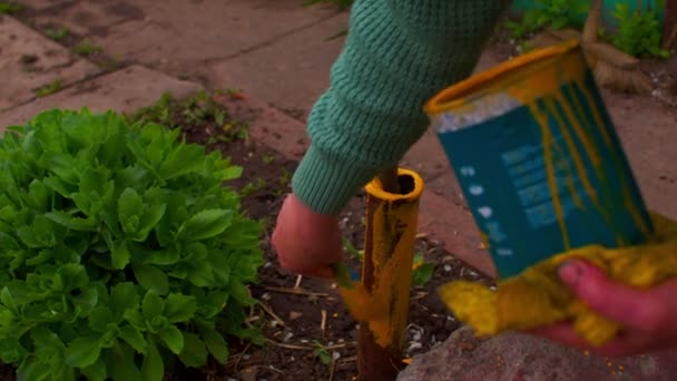 Primer Plano Persona Irreconocible Pinta Poste Metálico Con Pintura Amarilla — Vídeos de Stock