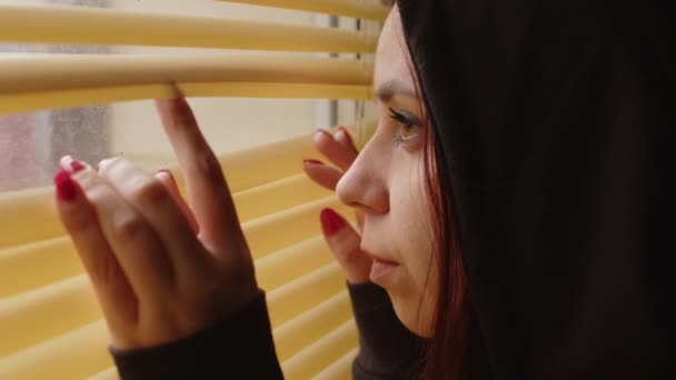 Acercamiento Joven Mujer Mirando Través Persianas Ventana Casa Retrato Mujer — Vídeos de Stock