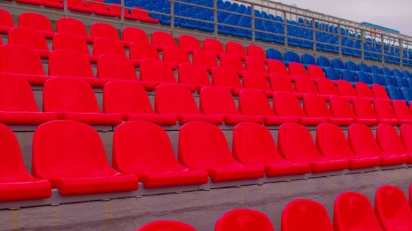 Blanqueadores Estadio Deportivo Asientos Rojos Azules Gran Estadio Callejero —  Fotos de Stock