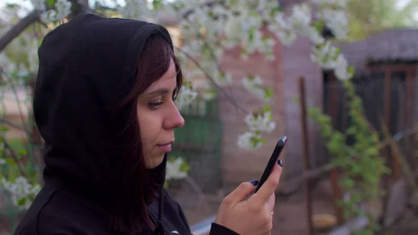 Dekat Dengan Wanita Muda Dengan Ponsel Jalan Dalam Cuaca Berangin — Stok Foto