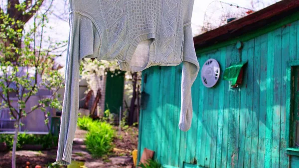 厨房花园的毛衣在绳子上擦干 乡村户外晒干的白衣 — 图库照片
