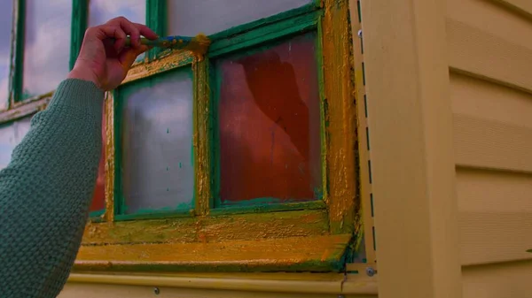 Närbild Oigenkännlig Person Målar Fönster Med Gul Färg Gatan Begreppet — Stockfoto