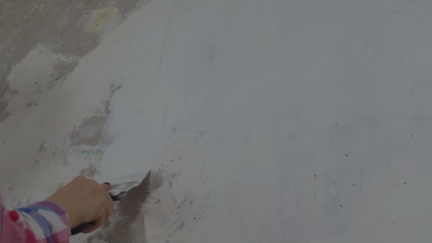 Крупним Планом Невизначена Людина Наносить Шпаклівку Стіну Кімнаті Невідома Жінка — стокове відео