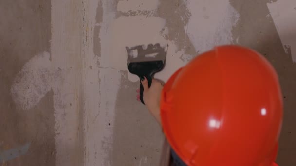 Primer Plano Trabajadora Construcción Con Espátula Aplana Pared Habitación Mujer — Vídeo de stock