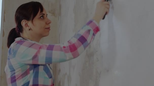 Vue Latérale Jeune Femme Appliquant Mastic Sur Mur Dans Chambre — Video