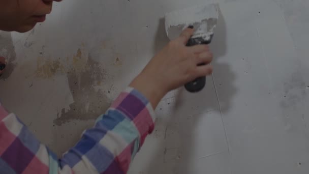 Een Vrouw Zet Stopverf Muren Terwijl Reparaties Uitvoert Haar Huis — Stockvideo