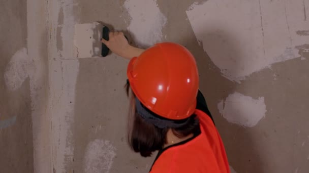 Close Trabalhador Construção Feminina Com Espátula Achatamentos Parede Quarto Jovem — Vídeo de Stock