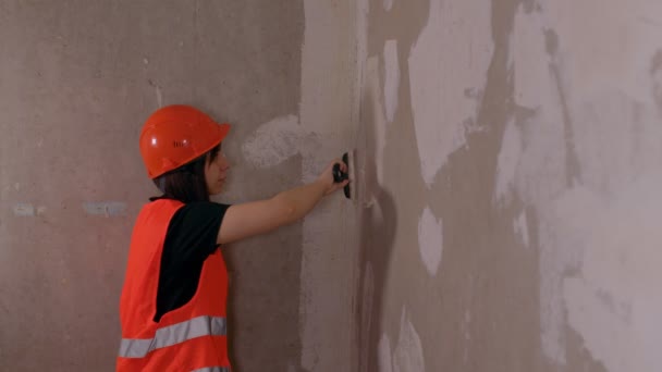 Närbild Kvinnliga Byggarbetare Med Spatel Plattar Väggen Rummet Ung Kvinna — Stockvideo