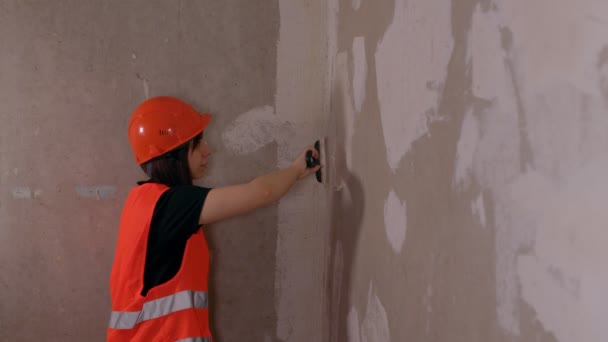 Close Van Vrouwelijke Bouwvakker Met Spatel Plat Muur Kamer Jonge — Stockvideo