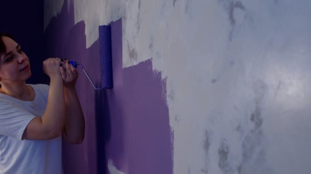 Close Parede Pintura Jovem Mulher Cor Roxa Com Rolo Designer — Vídeo de Stock