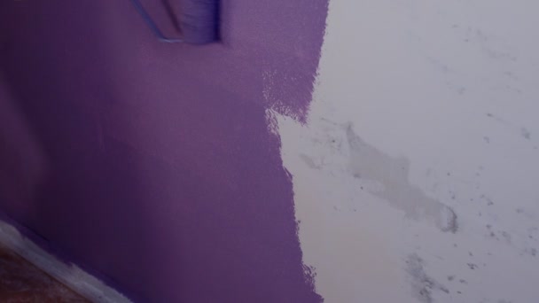 Закрыть Женскую Руку Защитной Стеной Перчатки Фиолетового Цвета Роликом Неузнаваемый — стоковое видео