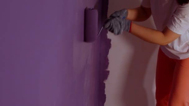 Primer Plano Persona Irreconocible Pintando Pared Color Púrpura Con Rodillo — Vídeo de stock