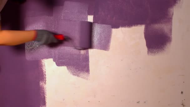 Primer Plano Mano Mujer Pared Pintura Guantes Protección Color Púrpura — Vídeos de Stock