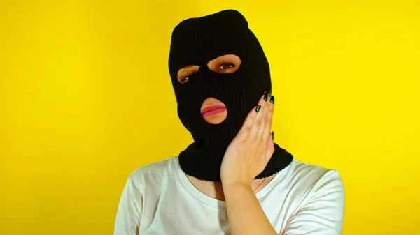 Close Unrecognizable Woman Black Balaclava Stroking Her Head Face Yellow — Stock Photo, Image