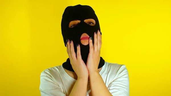 Close Unrecognizable Woman Black Balaclava Stroking Her Head Face Yellow — Stock Photo, Image