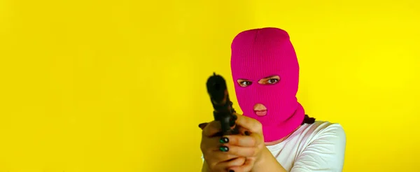 Felismerhetetlen Rózsaszín Maszkban Sárga Hátterű Fegyverrel Veszélyes Maszkos Céloz Kamerára — Stock Fotó