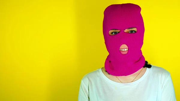 Femme Méconnaissable Cagoule Rose Sourit Sur Fond Jaune Femme Inconnue — Photo