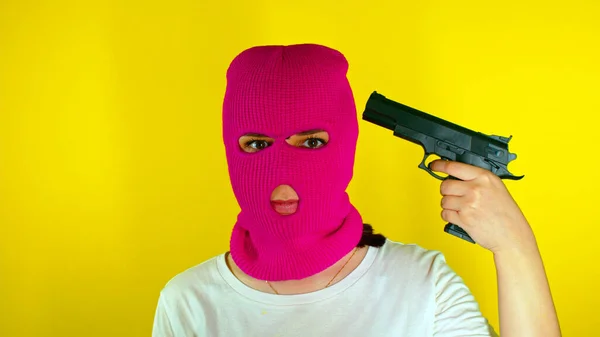 Közelkép Egy Felismerhetetlen Nőről Rózsaszín Maszkban Sárga Hátterű Fegyverrel Ismeretlen — Stock Fotó