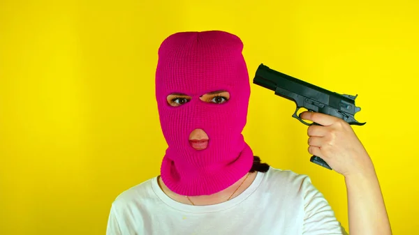 Gros Plan Une Femme Méconnaissable Cagoule Rose Avec Pistolet Sur — Photo