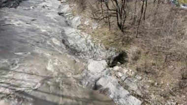 Dağ nehrinin muhteşem ve gizemli doğası. Dağlık arazide akan dağ suları..