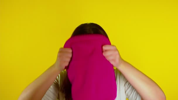 Κοντινό Πλάνο Νεαρή Γυναίκα Βάζει Ροζ Balaclava Κίτρινο Φόντο Μυστικά — Αρχείο Βίντεο