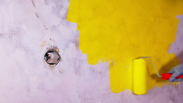 Großaufnahme Der Hand Einer Frau Schutzhandschuhen Die Wand Gelber Farbe — Stockvideo