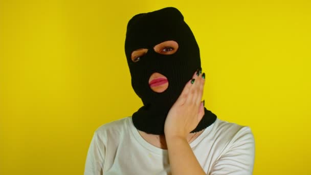 Close Mulher Irreconhecível Balaclava Preto Acariciando Cabeça Rosto Fundo Amarelo — Vídeo de Stock