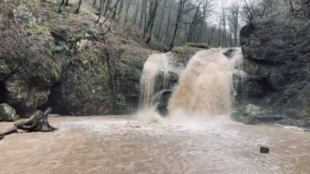 山岳地帯の強力な泥の滝の美しい風景 汚い山の水路が流れ落ち — ストック動画
