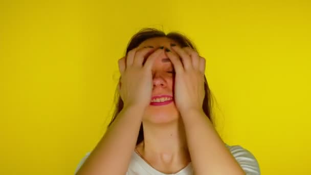 Close Jonge Vrouw Ruffles Haar Haar Gele Achtergrond Gelukkig Brunette — Stockvideo