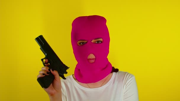 Mulher Irreconhecível Balaclava Rosa Com Arma Fundo Amarelo Criminoso Perigoso — Vídeo de Stock
