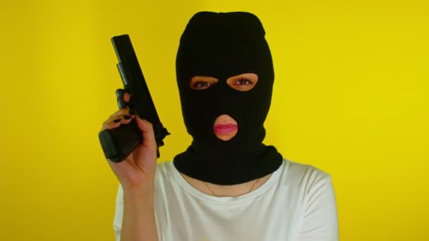 Αγνώριστη Γυναίκα Μαύρο Μπαλακλάβα Όπλο Κίτρινο Φόντο Επικίνδυνο Θηλυκό Μάσκα — Αρχείο Βίντεο