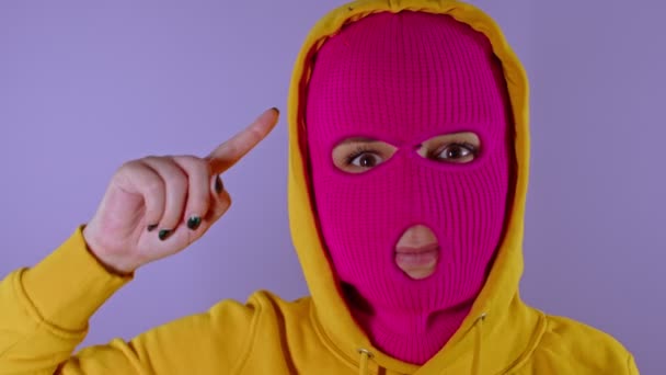 Крупный План Молодой Женщины Розовой Балаклаве Желтый Капюшон Крутящийся Палец — стоковое видео