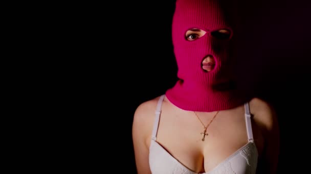 Mujer Irreconocible Pasamontañas Rosa Sujetador Blanco Encuentra Oscuridad Mujer Desconocida — Vídeo de stock