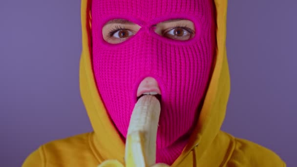 Gros Plan Jeune Femme Cagoule Rose Capuche Jaune Mange Banane — Video