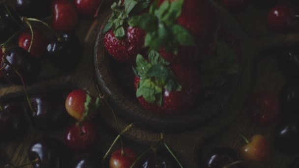 Menazhnitsa Con Fresas Rojas Cerezas Sobre Fondo Oscuro Placa Madera — Vídeos de Stock
