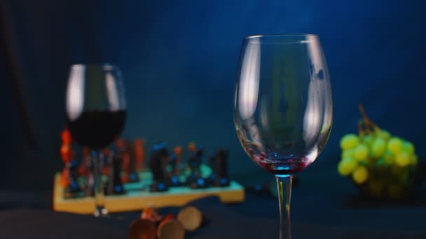 Siyah Arka Plandaki Boş Şarap Kadehini Aydınlatma Buharla Kapatın Planda — Stok video