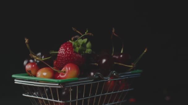 Rote Frische Erdbeeren Und Kirschen Einem Kleinen Einkaufswagen Von Einem — Stockvideo