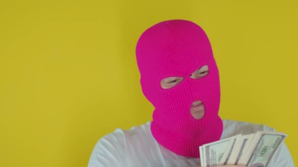 Close Homem Balaclava Rosa Com Dinheiro Fundo Amarelo Tipo Desconhecido — Vídeo de Stock
