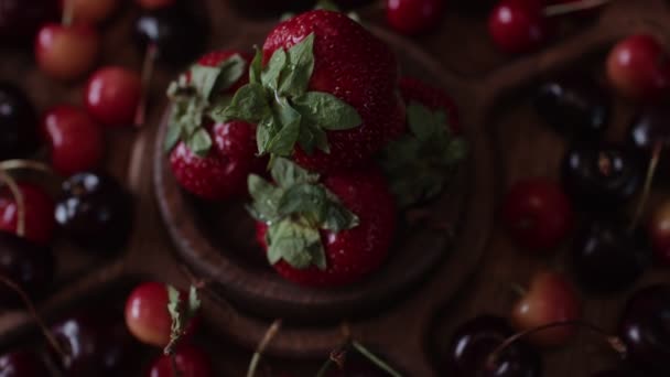 Menazhnitsa Avec Des Fraises Rouges Cerises Sur Fond Sombre Assiette — Video