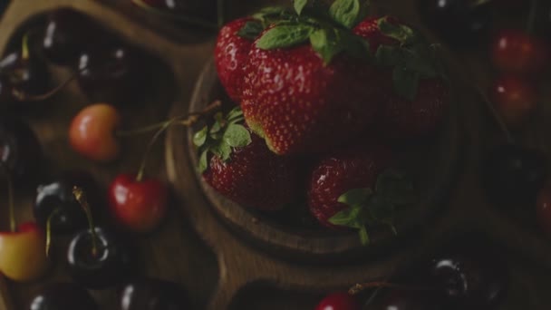 Menazhnitsa Con Fresas Rojas Cerezas Sobre Fondo Oscuro Placa Madera — Vídeos de Stock