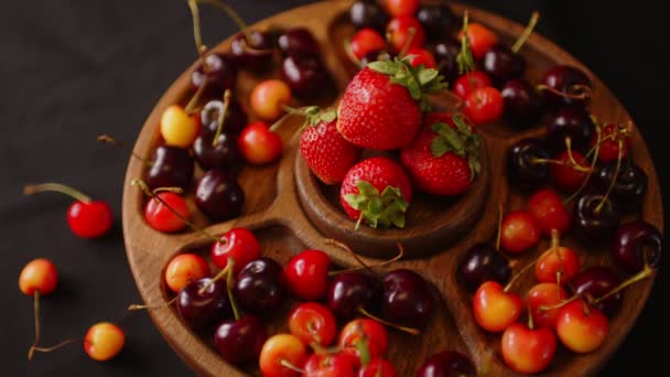 Menazhnitsa Con Fresas Rojas Cerezas Sobre Fondo Oscuro Placa Madera — Vídeos de Stock