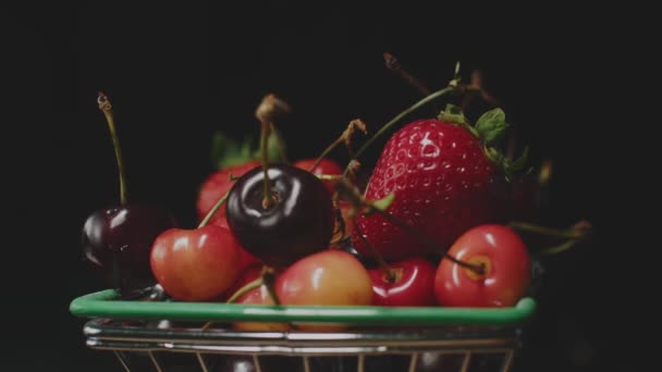 Morangos Vermelhos Frescos Cerejas Pequeno Carrinho Super Layout Frutas Carrinho — Vídeo de Stock