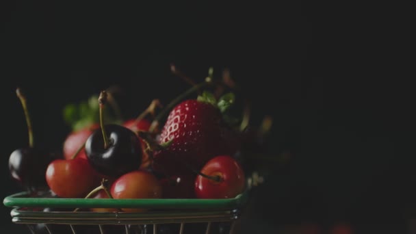 红色新鲜草莓和樱桃在一个超级布局的小推车 小推车里的水果 — 图库视频影像
